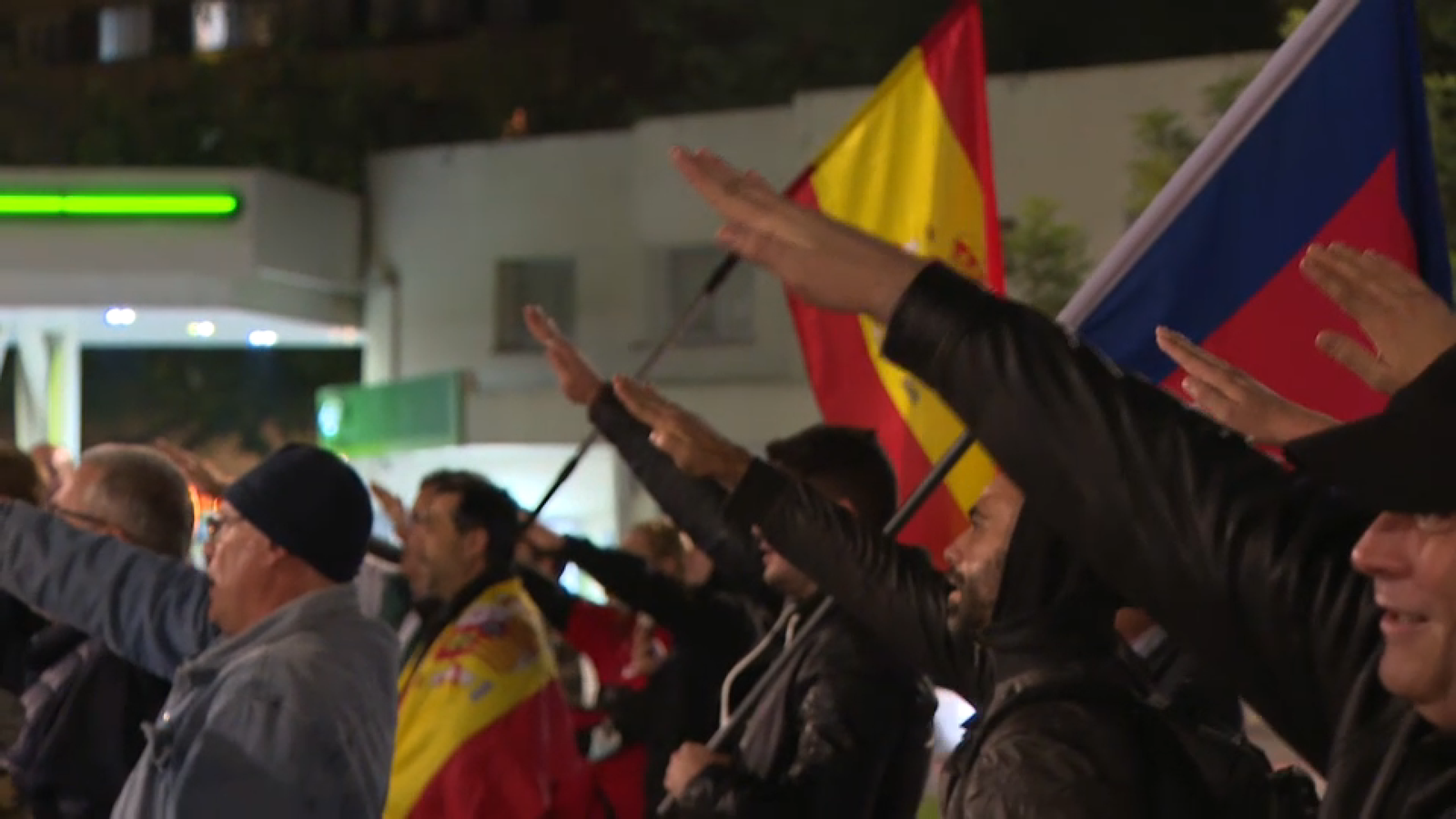 En la marxa es va cantar el 'Cara al sol' i es van fer salutacions feixistes