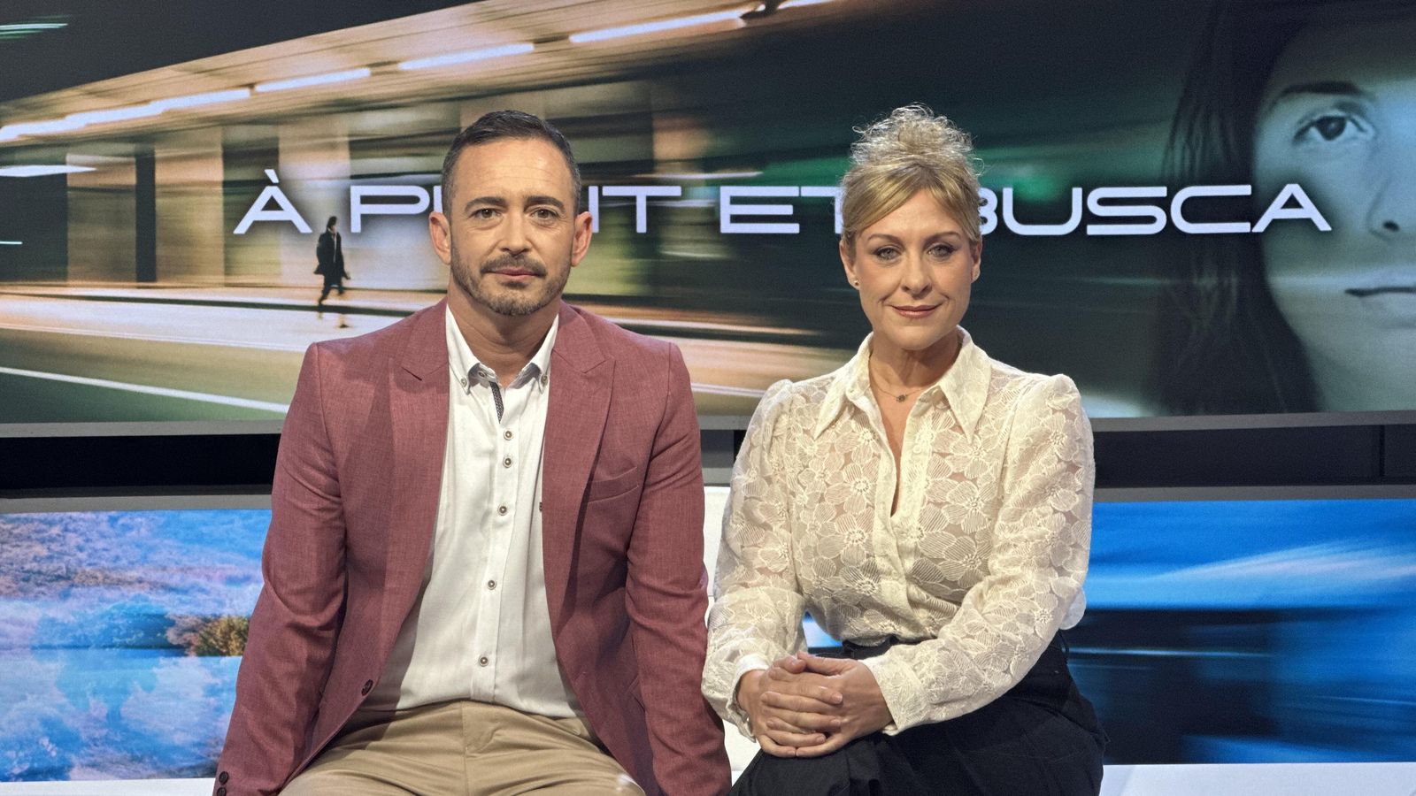 Juan Nieto i Mireia Llinares, presentadors d'À' Punt et busca'. Tots els dimecres a les 22:30 hores
