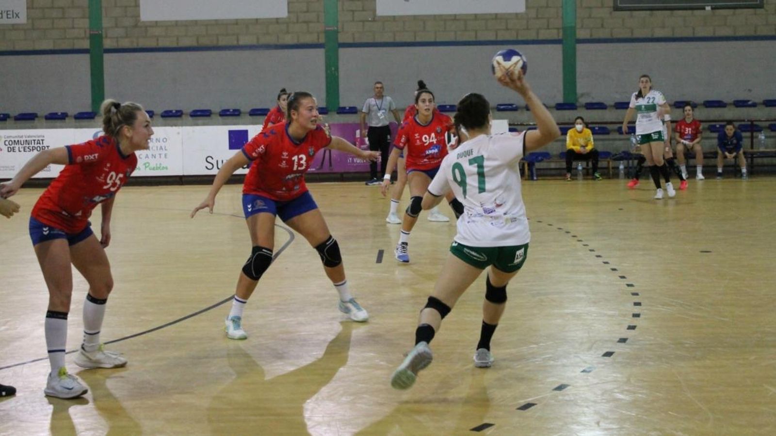 Duque, en una acció del partit d'anada