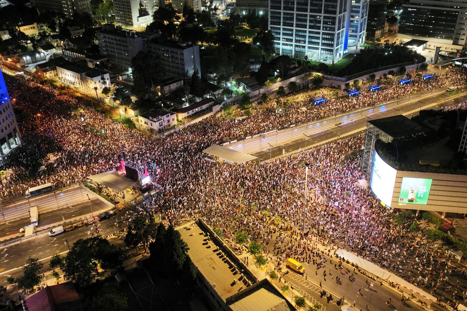 En imatge, les protestes diumenge a la nit al centre de Tel-Aviv