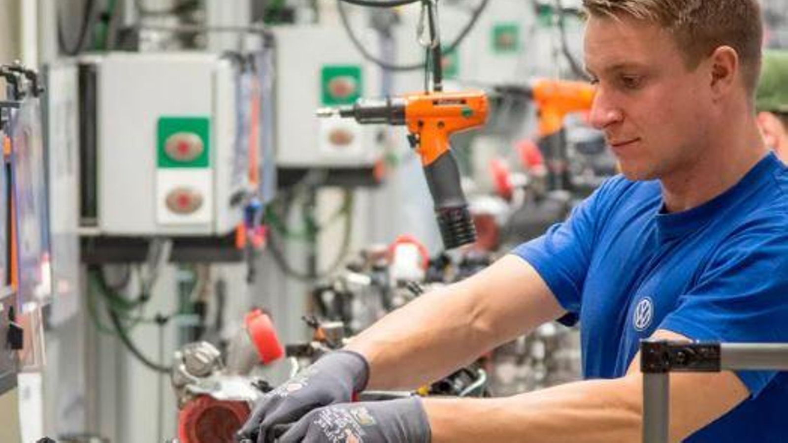 Un treballador de la planta de Volkswagen a Salzgitter (Alemanya)