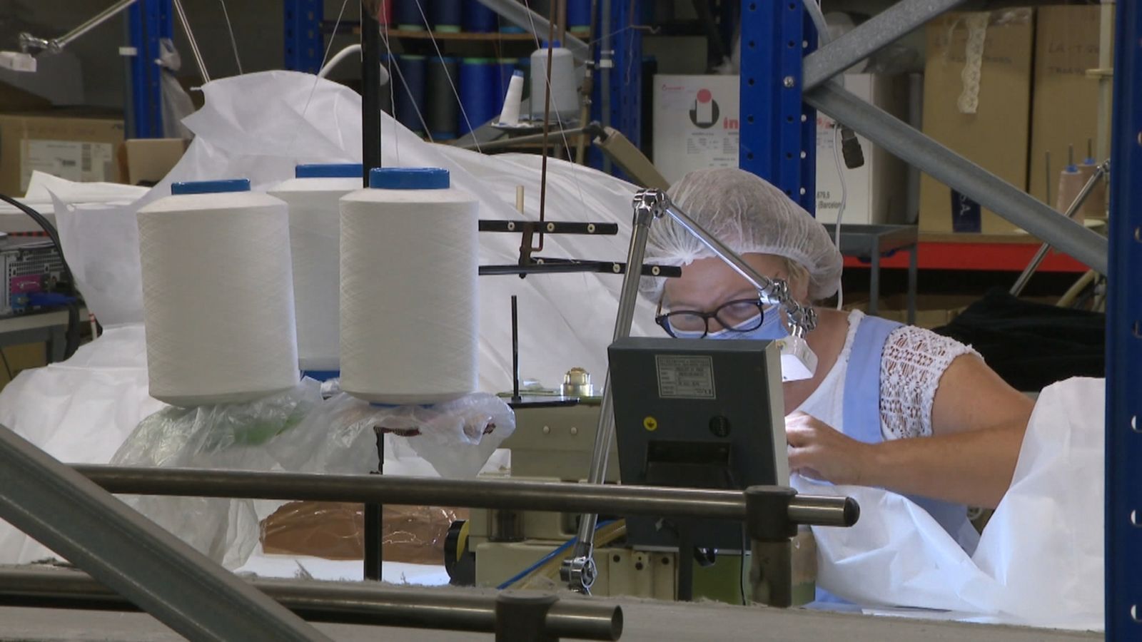 Una treballadora en una fàbrica