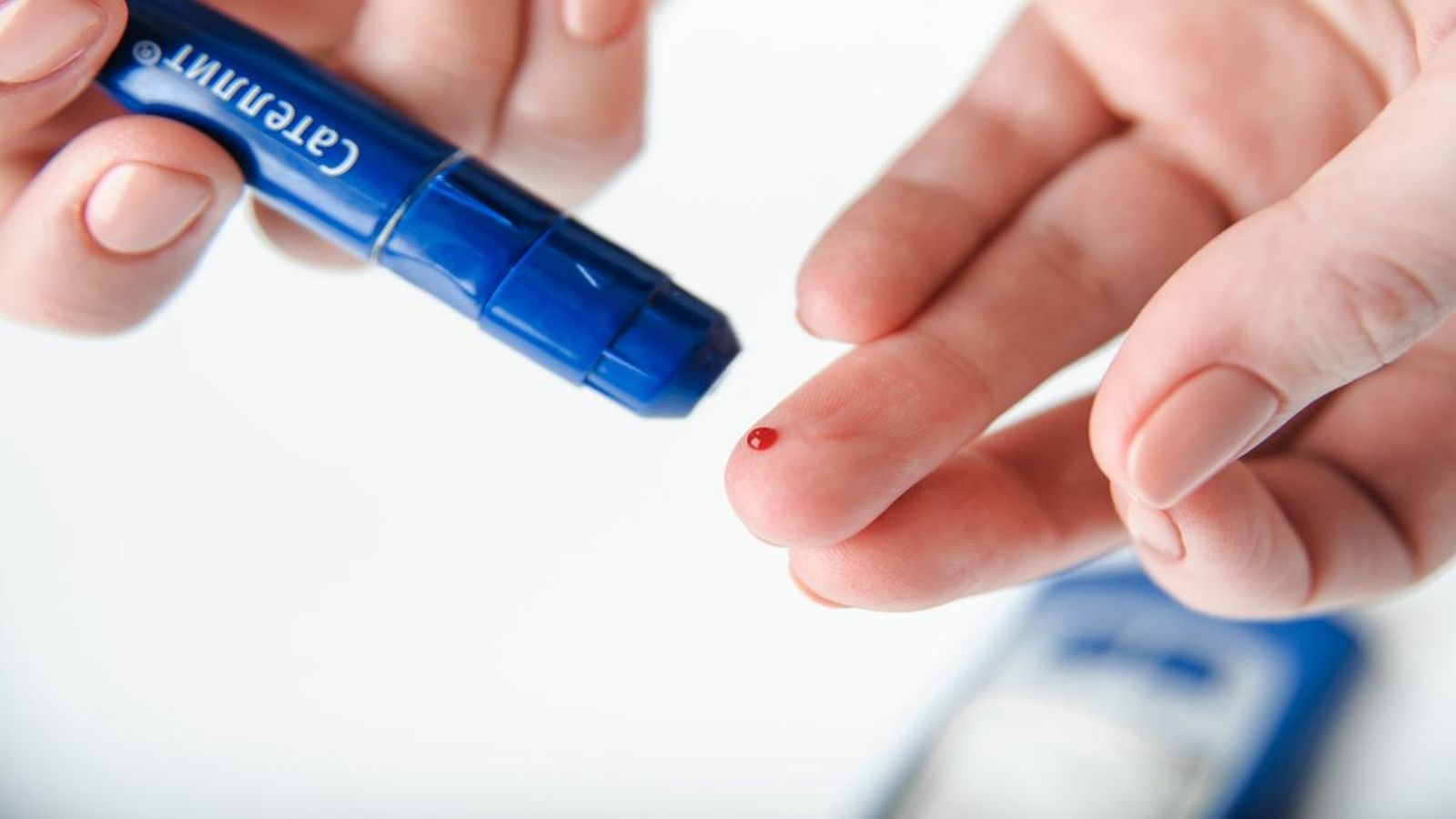 Una pacient amb diabetis es fa la prova del nivell de glucosa
