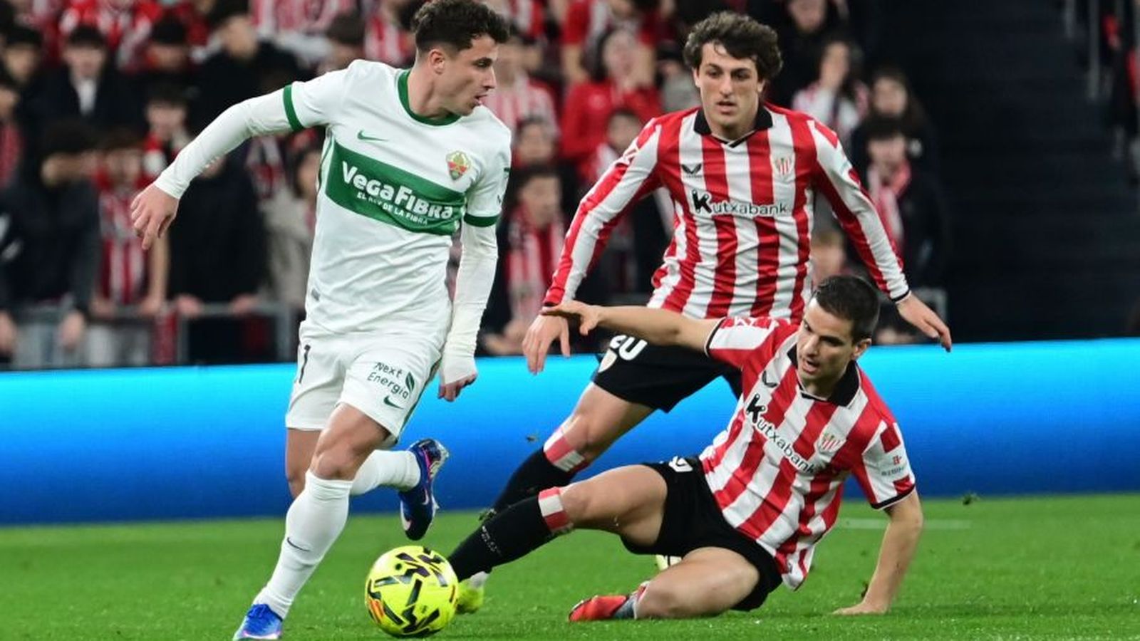 Germán Valero, defensat per dos jugadors de l'Athletic Club