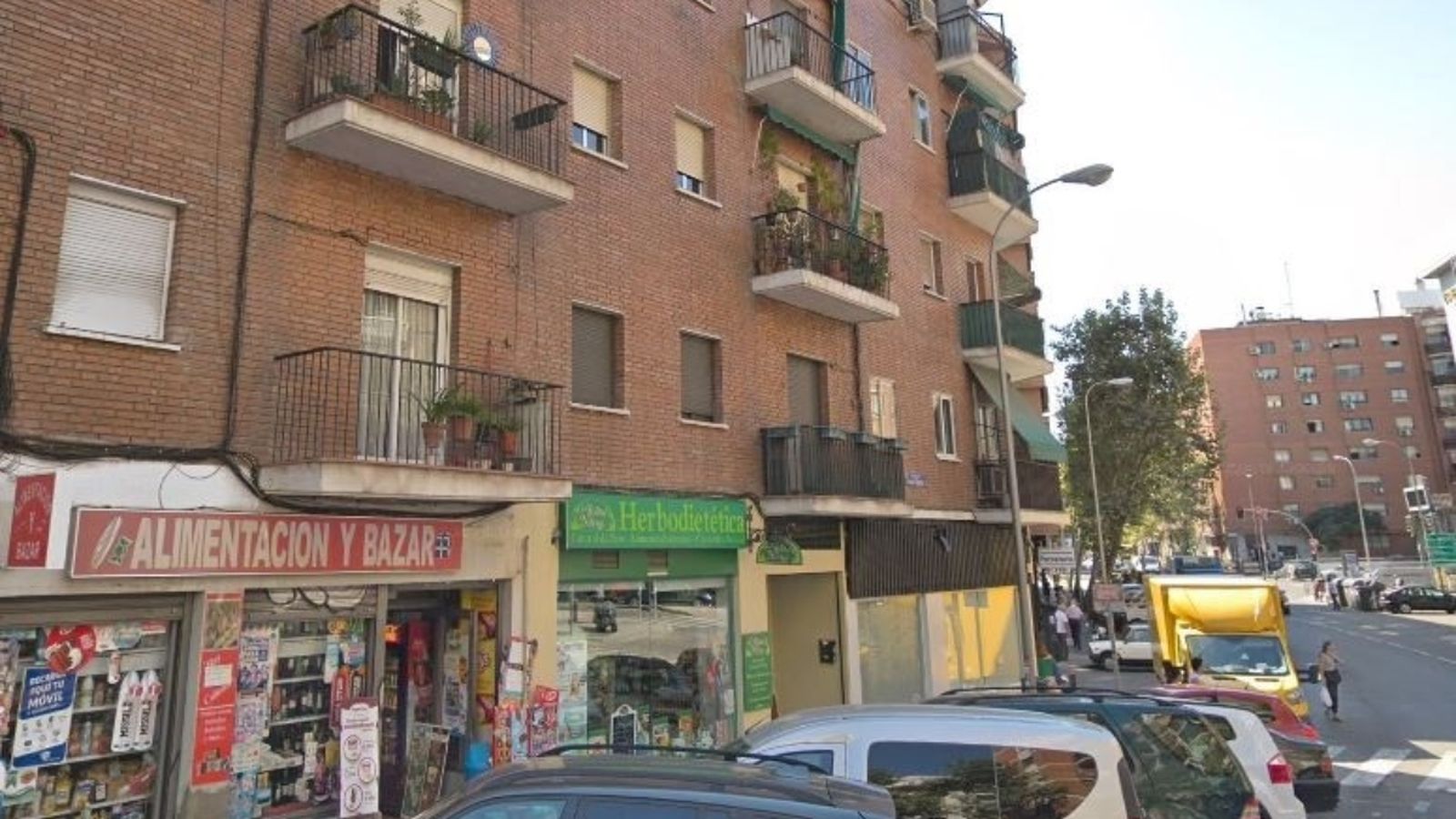 Edifici de Tetuan (Madrid) des d'on s'ha llançat al buit la mare amb la filla