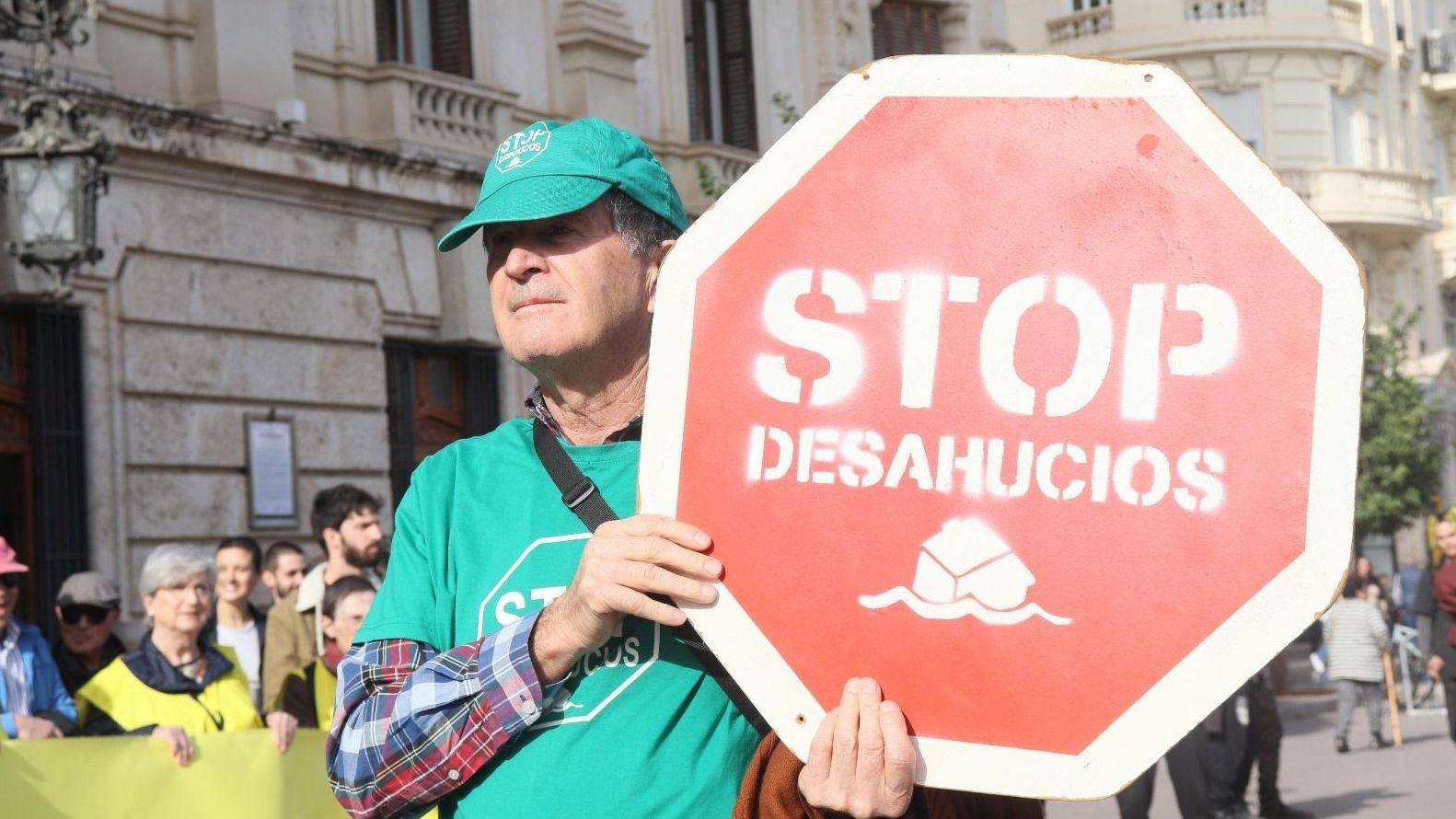 Un manifestant protesta a València contra els desnonaments