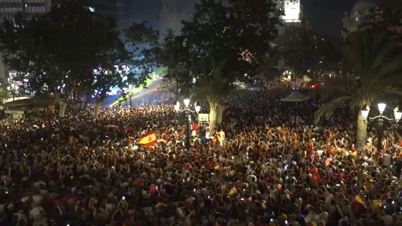 La platja de l'Ajuntament de València, de gom a gom per a celebrar la segona estrela