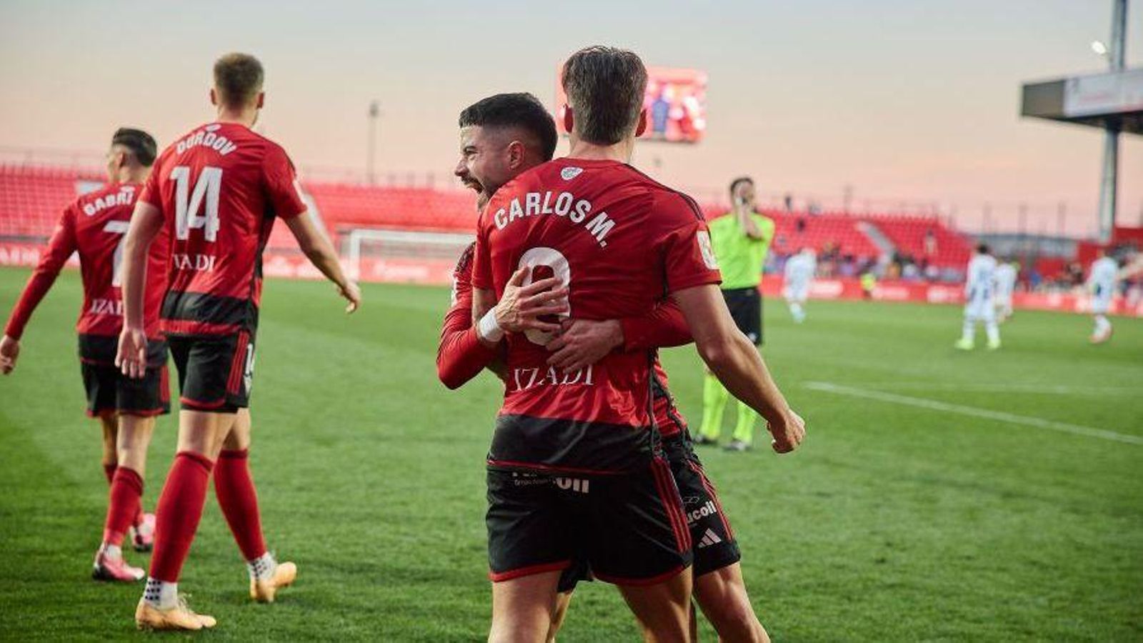 Carlos Martín celebra el gol de l'empat