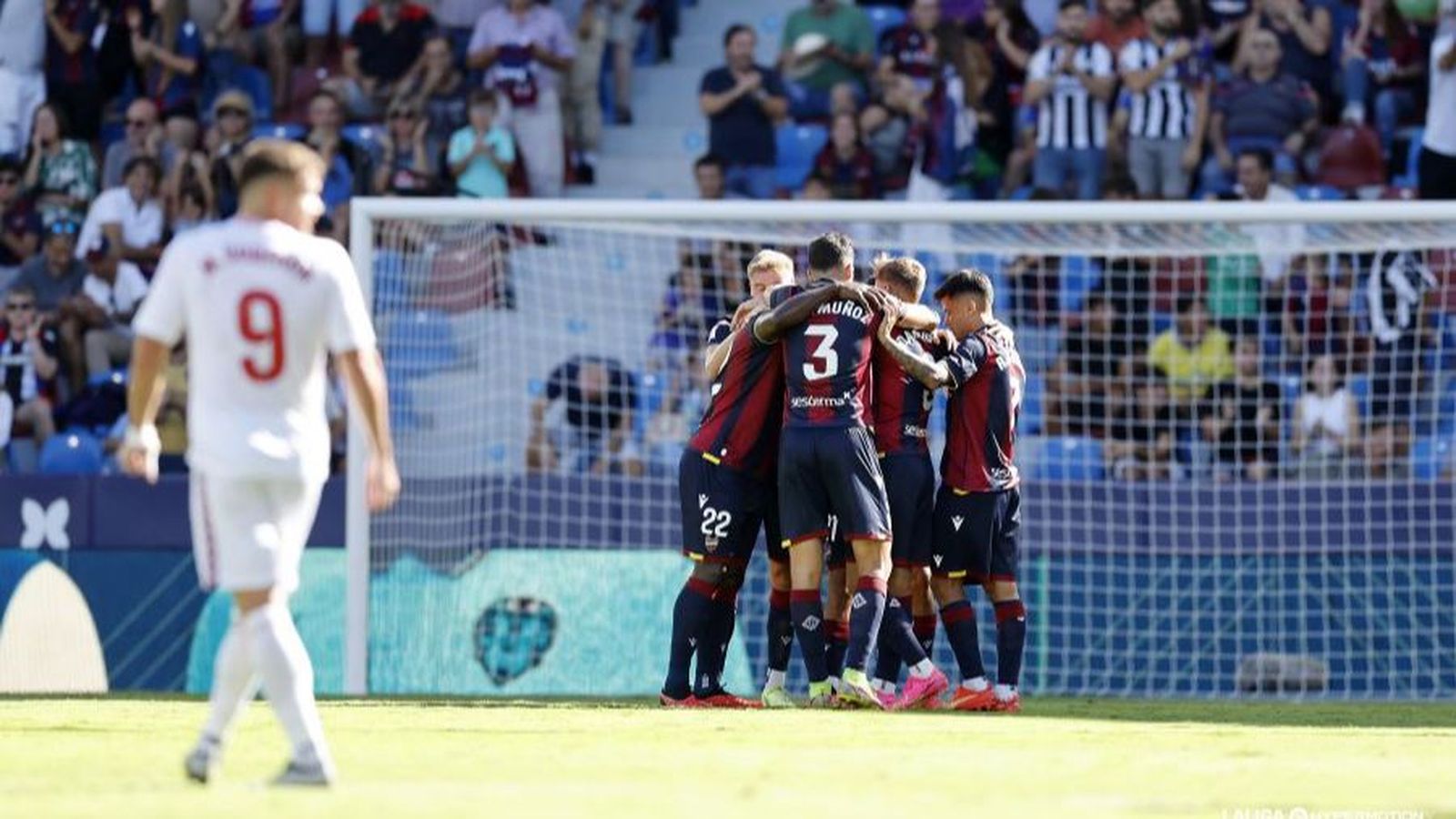 Els jugadors del Llevant celebren el primer gol