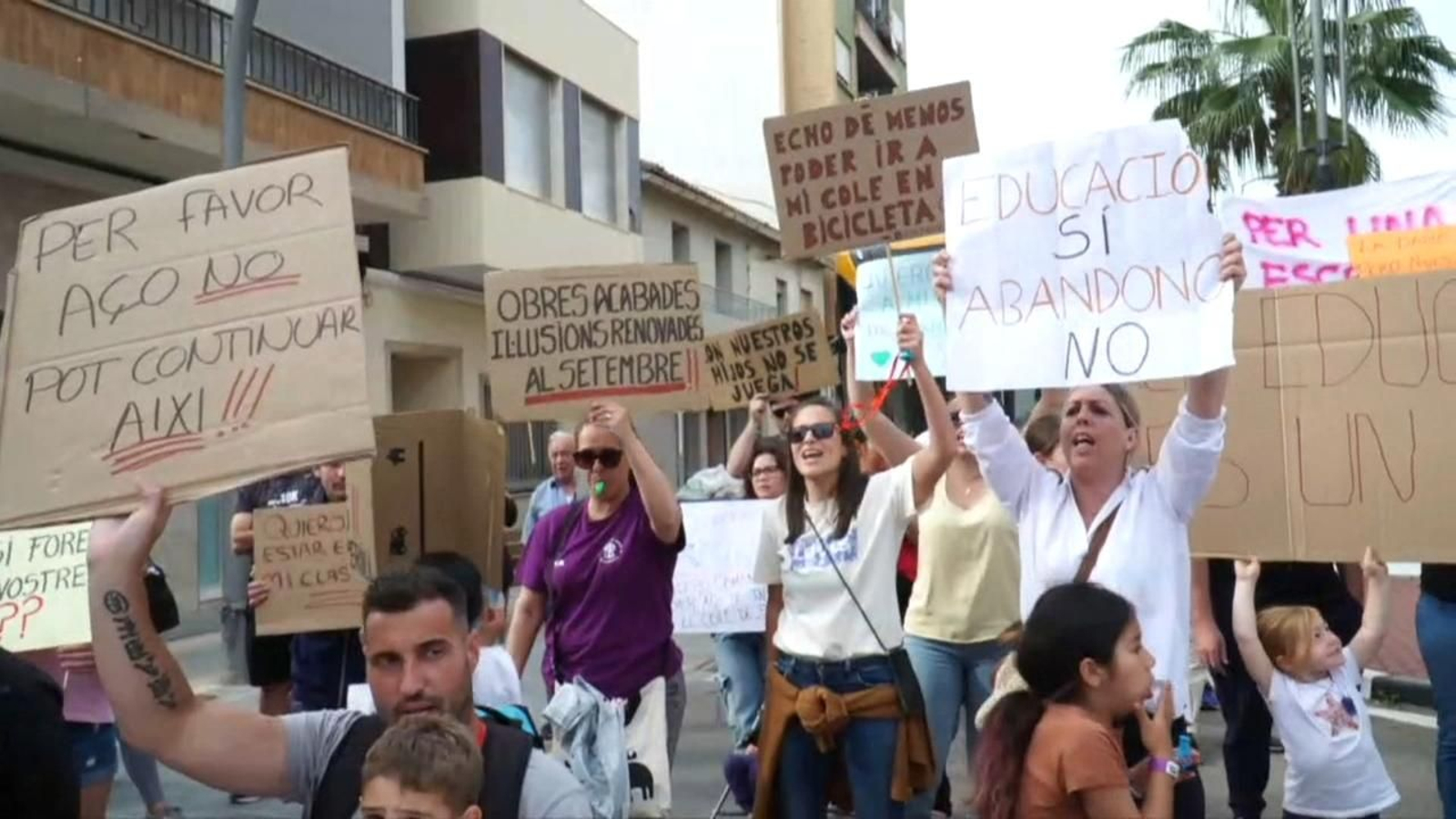 Famílies del CEIP Blasco Ibáñez de Beniparrell reclamen tornar a la seua escola
