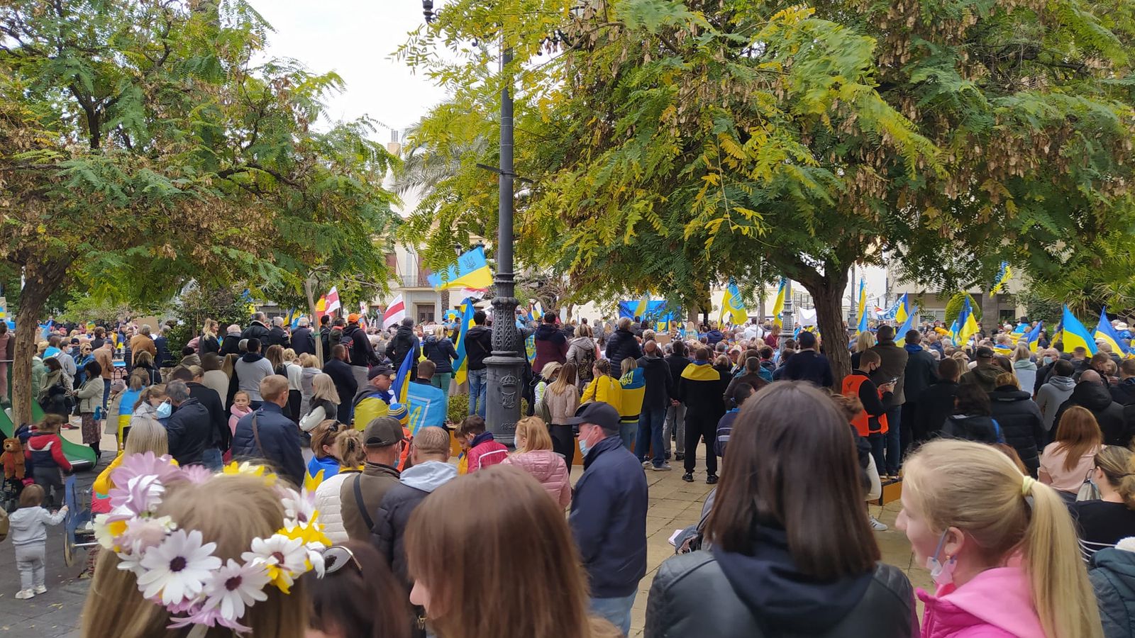 Més d'un miler de persones es concentren a la plaça de la Constitució de Torrevelle en protesta contra la guerra a Ucraïna