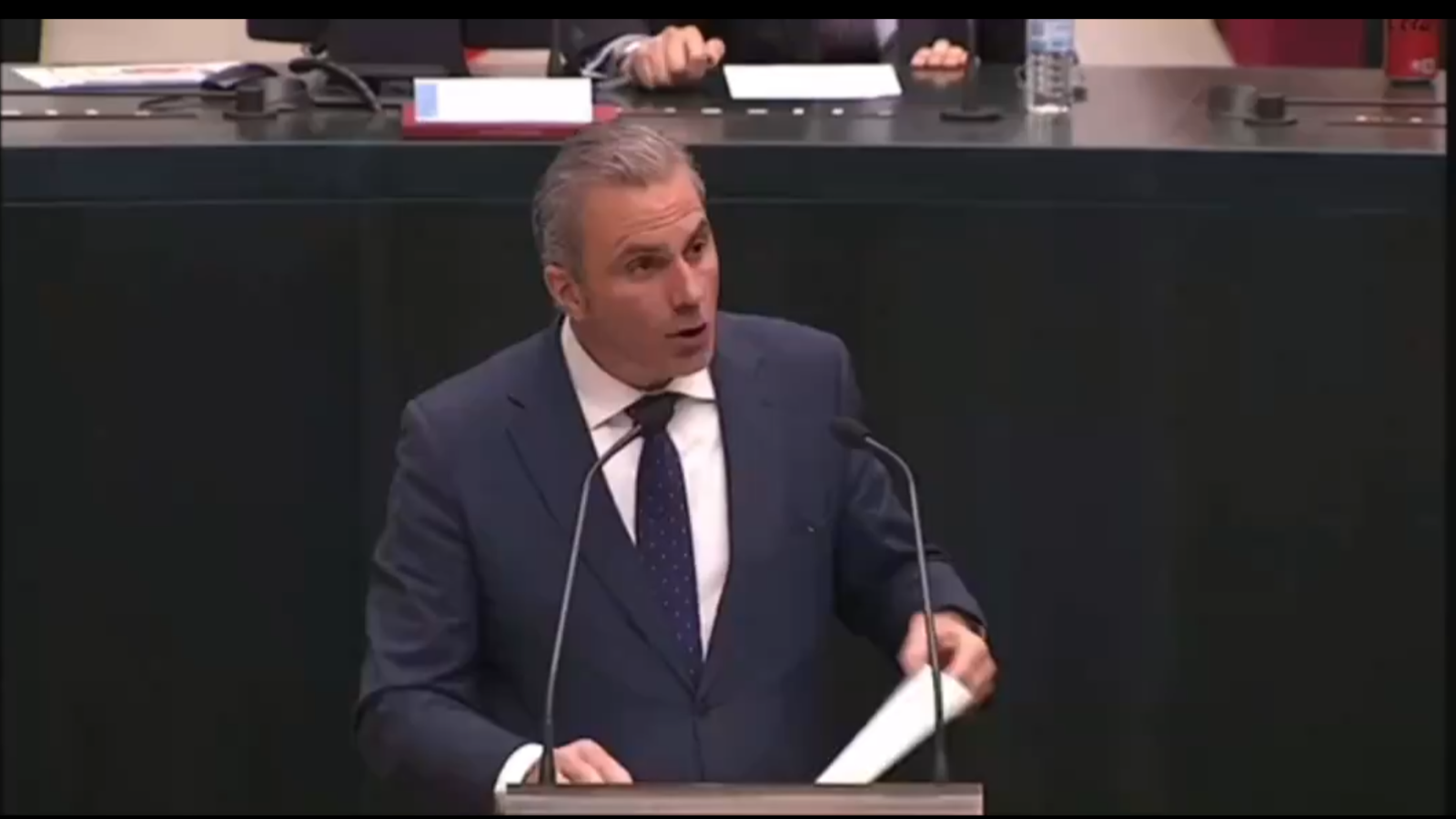 ORtega Smith durant el Ple de l'Ajuntament de Madrid, moments abans de llançar la botella a Eduardo Fernández Rubiño