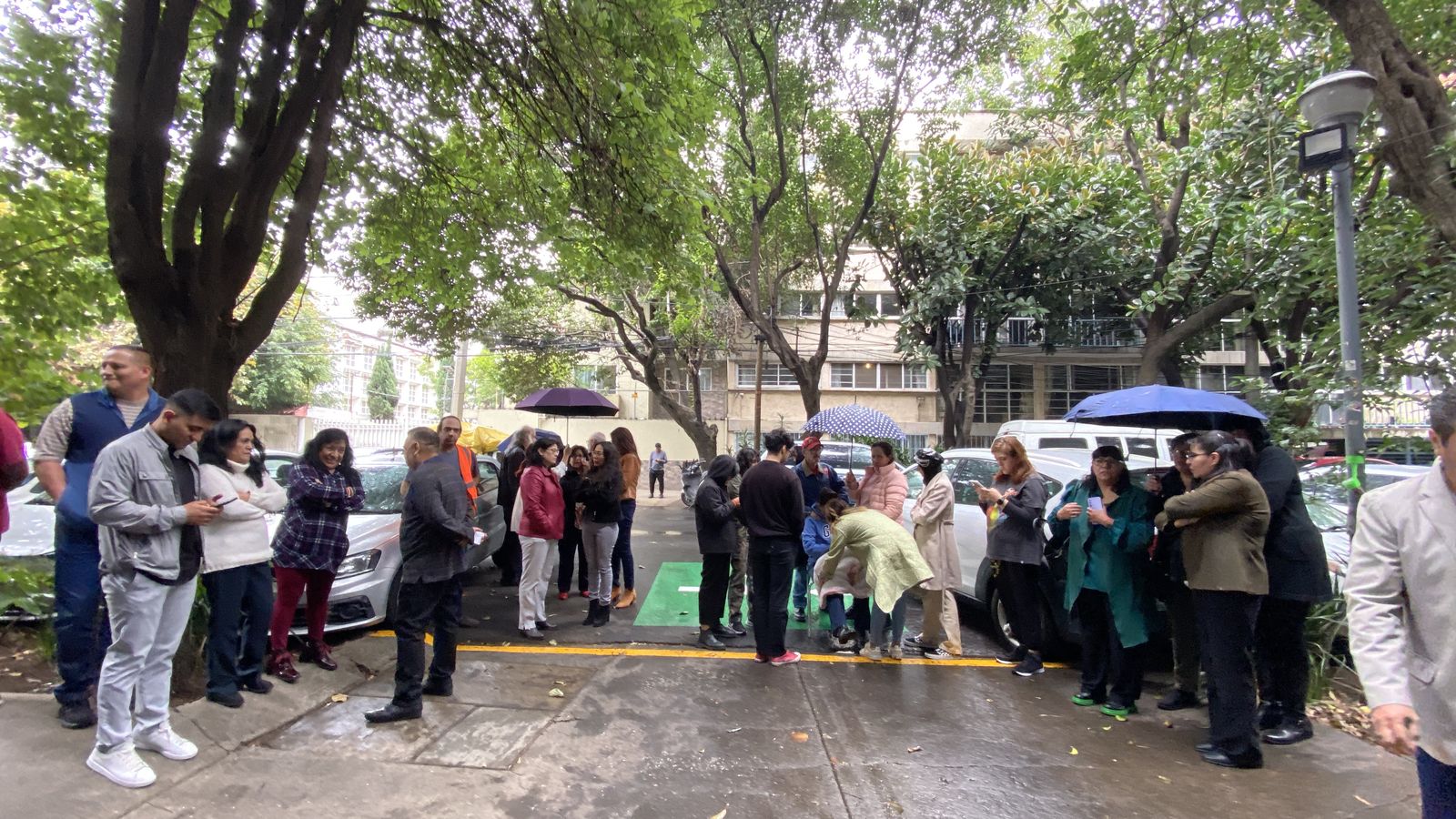 Quan sona l’alerta, els treballadors ixen immediatament al carrer