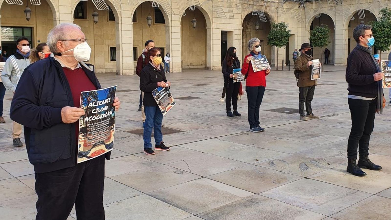 Representants dels col·lectius i organitzacions que s'han manifestat aquest dilluns davant de l'Ajuntament d'Alacant