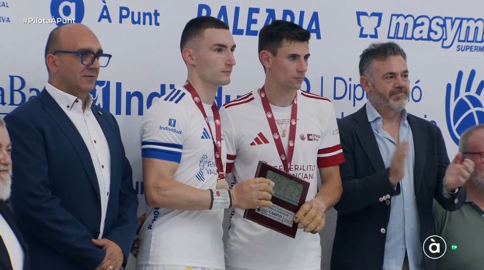 Els dos pilotaris han posat junts en l'entrega de trofeus