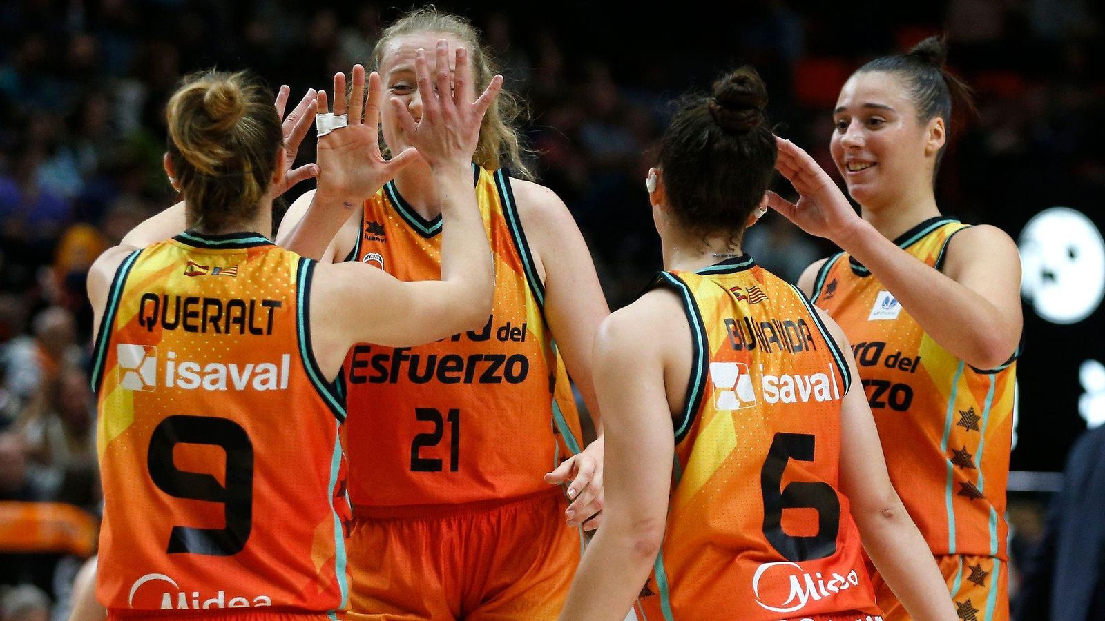 Les jugadores taronja celebren una bona acció