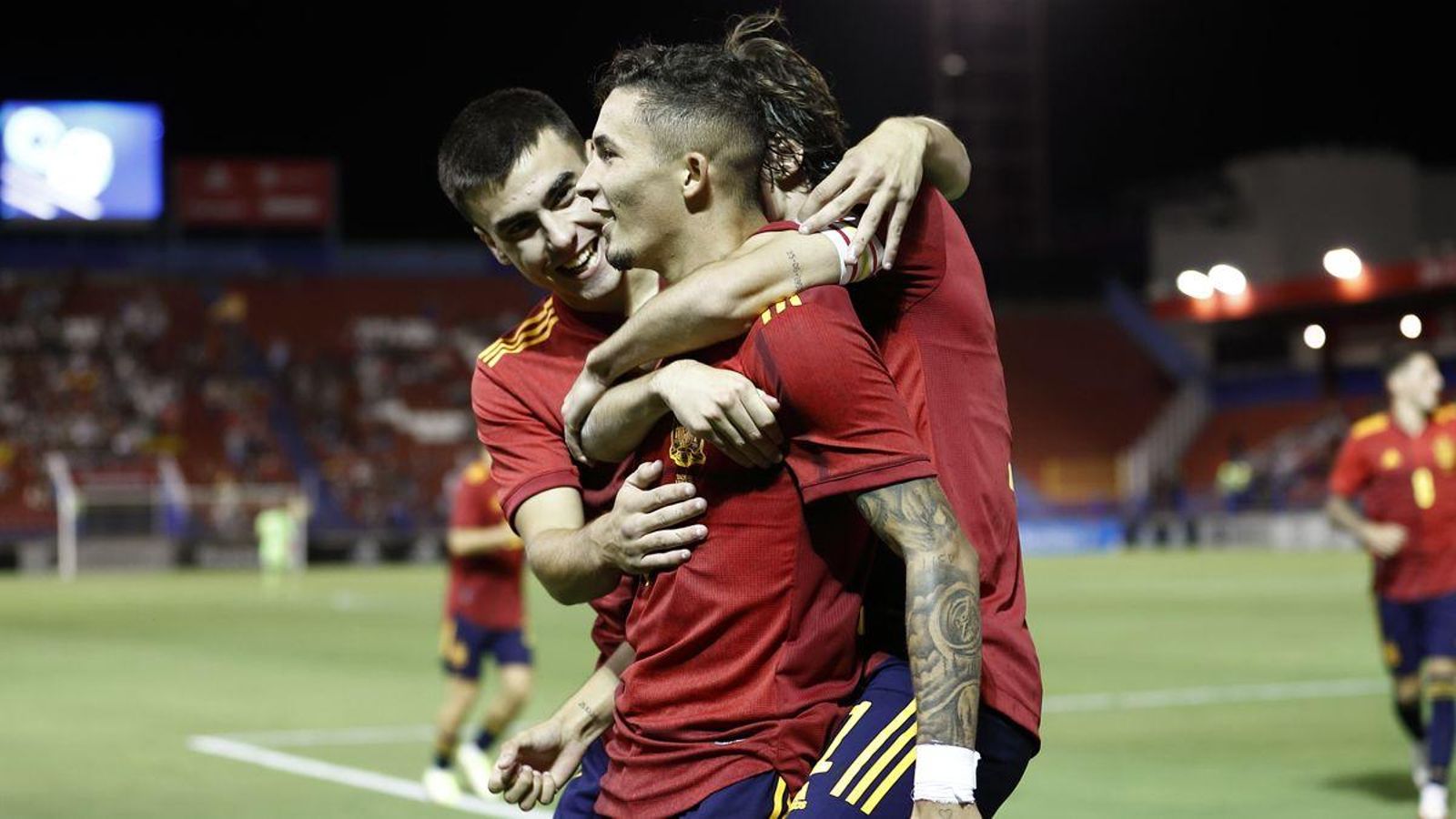 Yeremy Pino celebra un gol en el partit contra Rússia
