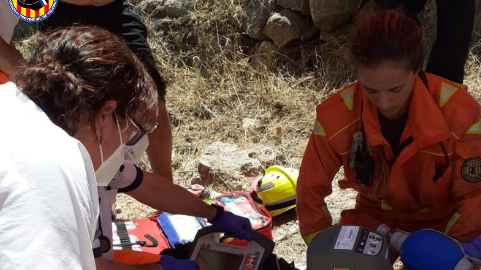 Bombers i serveis sanitaris atenen un home inconscient al Pou Clar