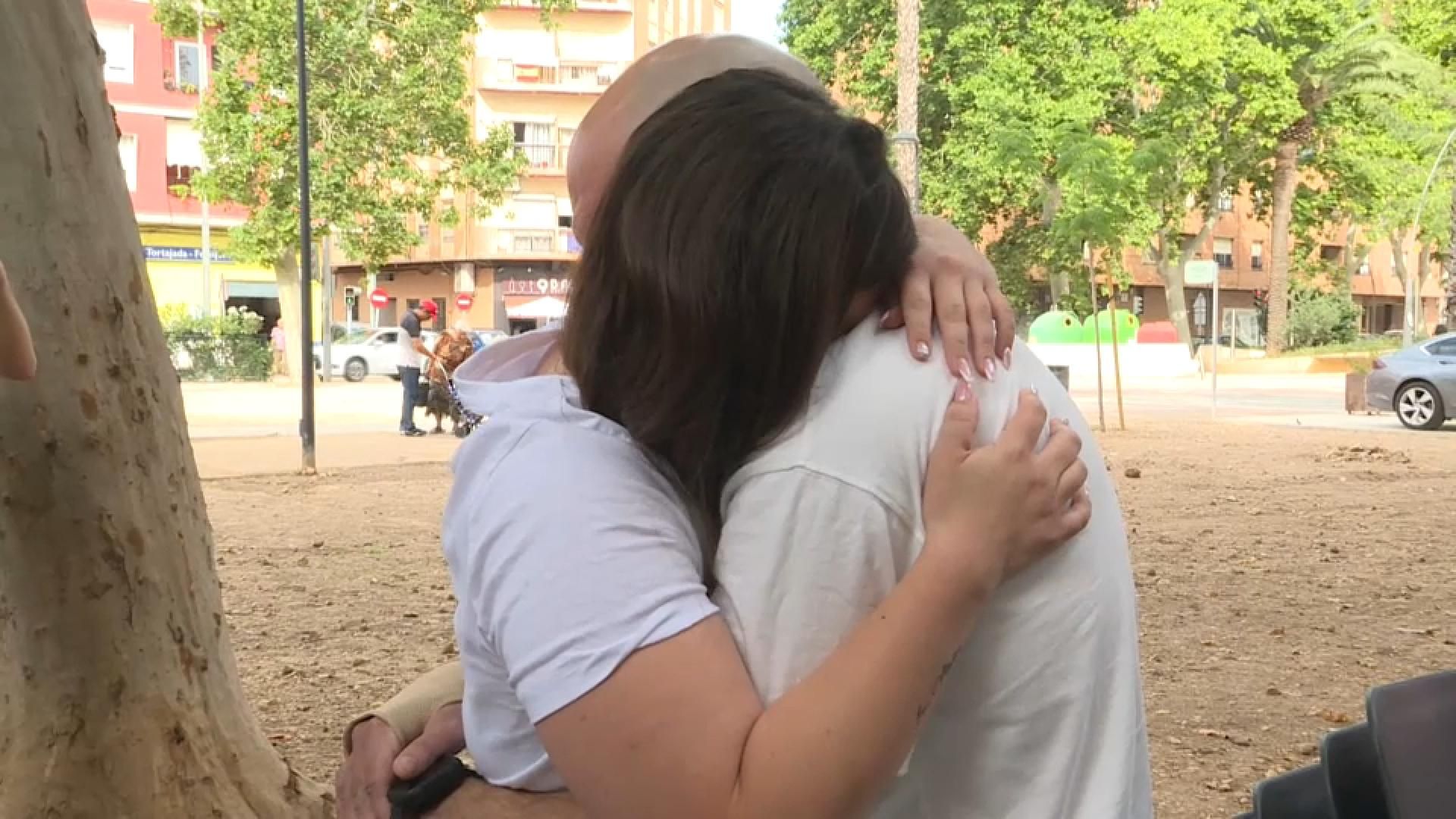 La cunyada i el germà de víctima, tios del xiquet, després de conéixer la notícia