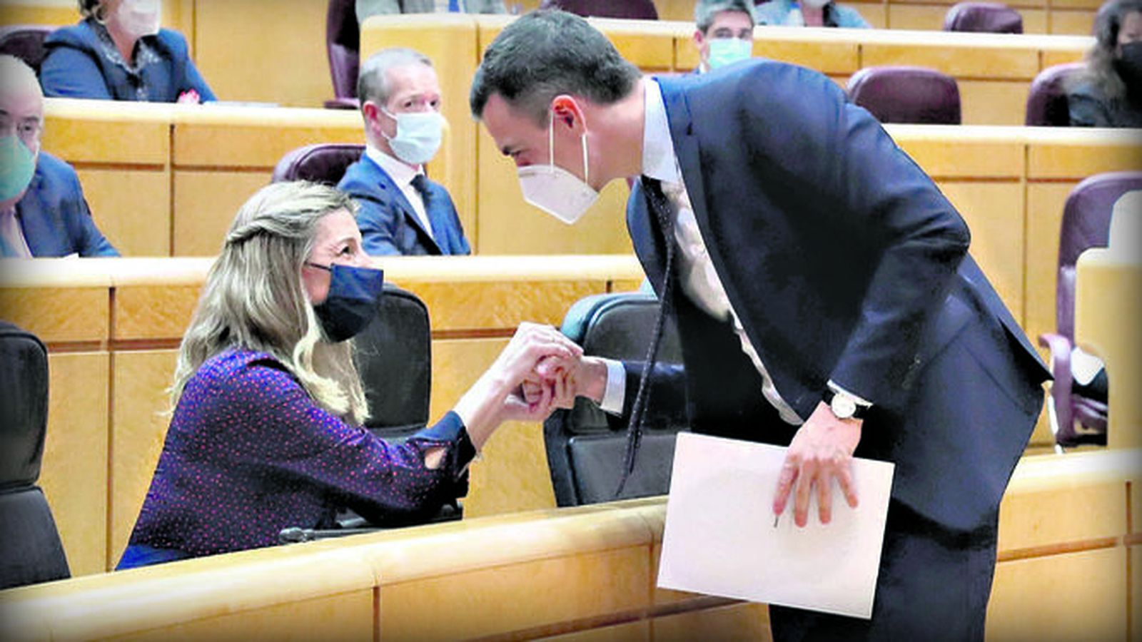 El president, Pedro Sánchez, saluda la vicepresidenta segona, Yolanda Díaz, en una sessió del Senat