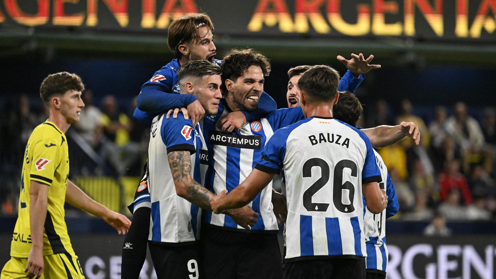 Els jugadors de l'Espanyol celebren un gol a l'Estadi de la Ceràmica