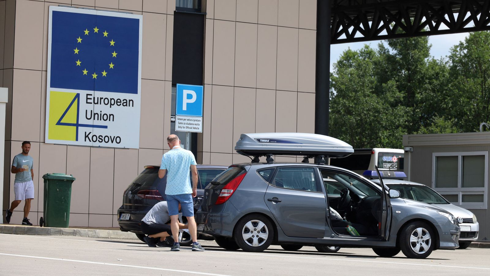 Un conductor amaga símbols de la seua matrícula sèrbia en la frontera amb Kosovo aquest mes d'agost