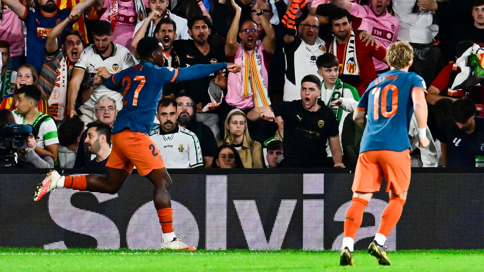 Otorbi celebra el gol de l'empat
