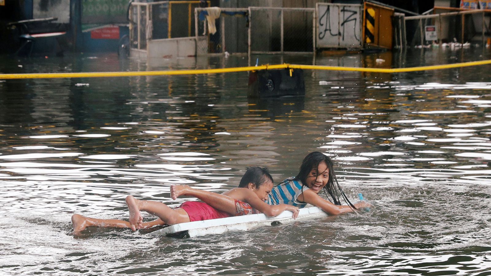 Dos xiquets a Quezon city, Metro Manila