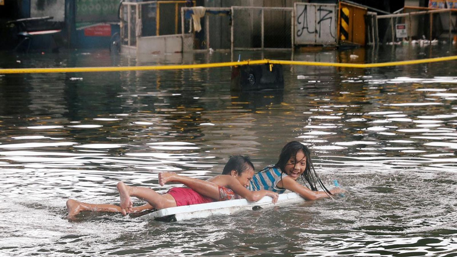 Dos xiquets a Quezon city, Metro Manila