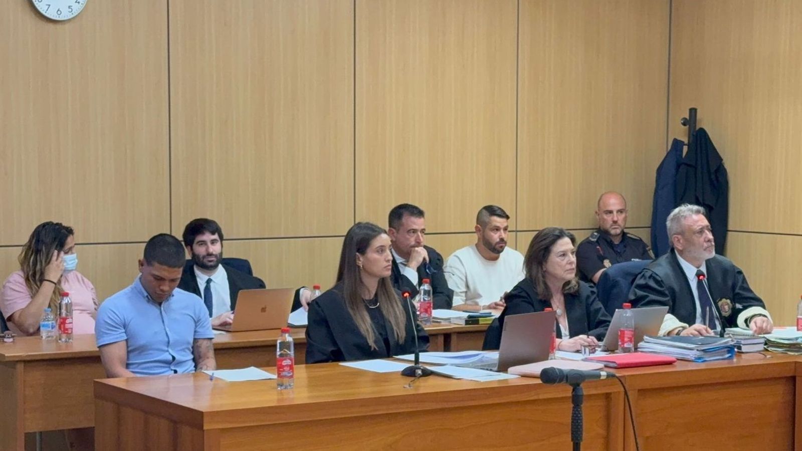 El principal acusat, primer per l’esquerra, durant el juí que se celebra este dilluns a la Ciutat de la Justícia de València