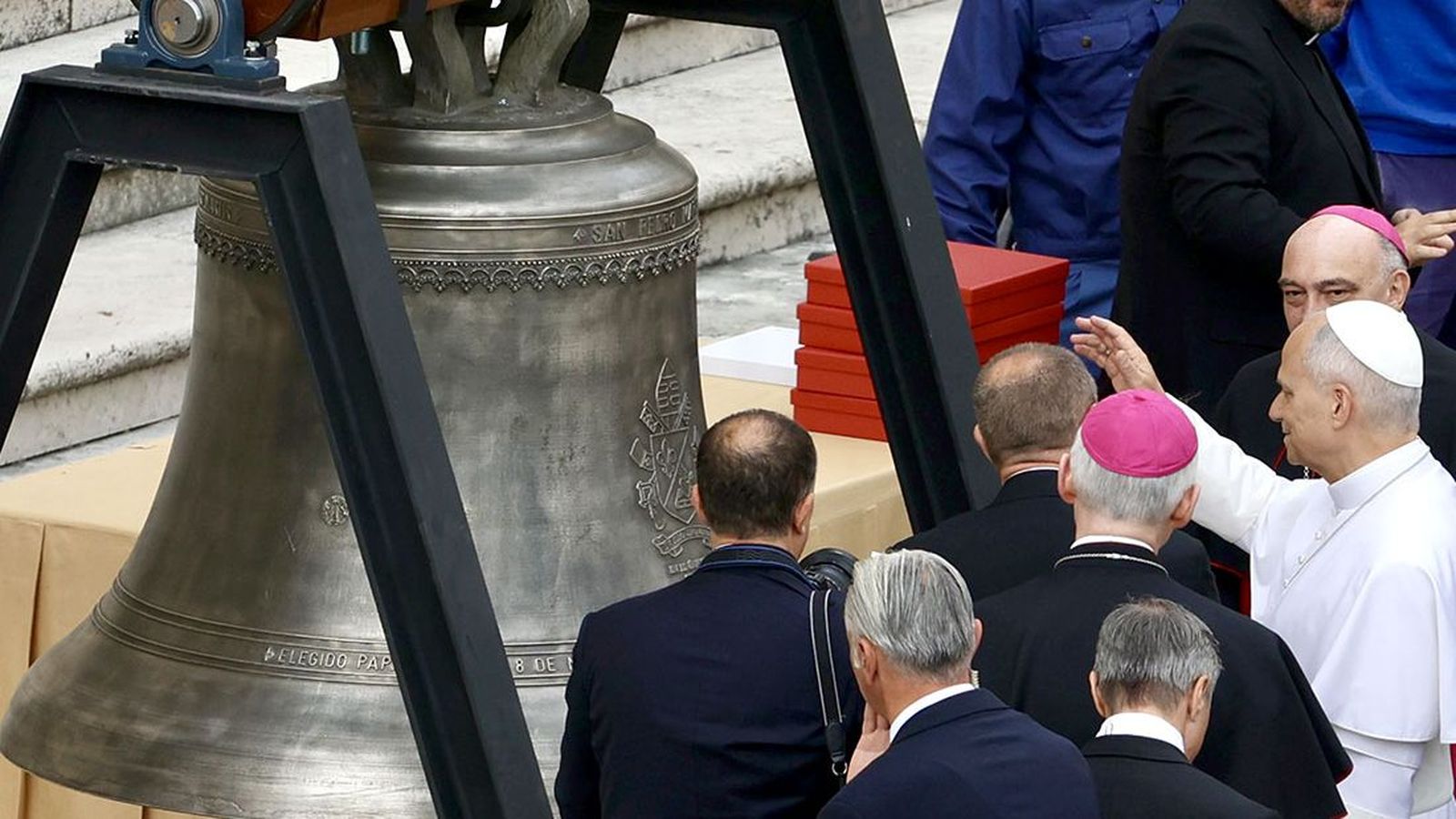 El papa Lleó XIV beneïx la campana