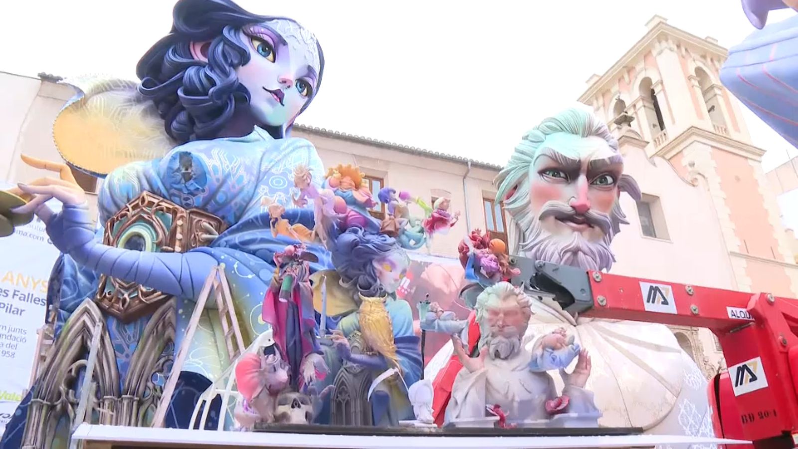 Muntatge de la falla de la comissió Plaça del Pilar