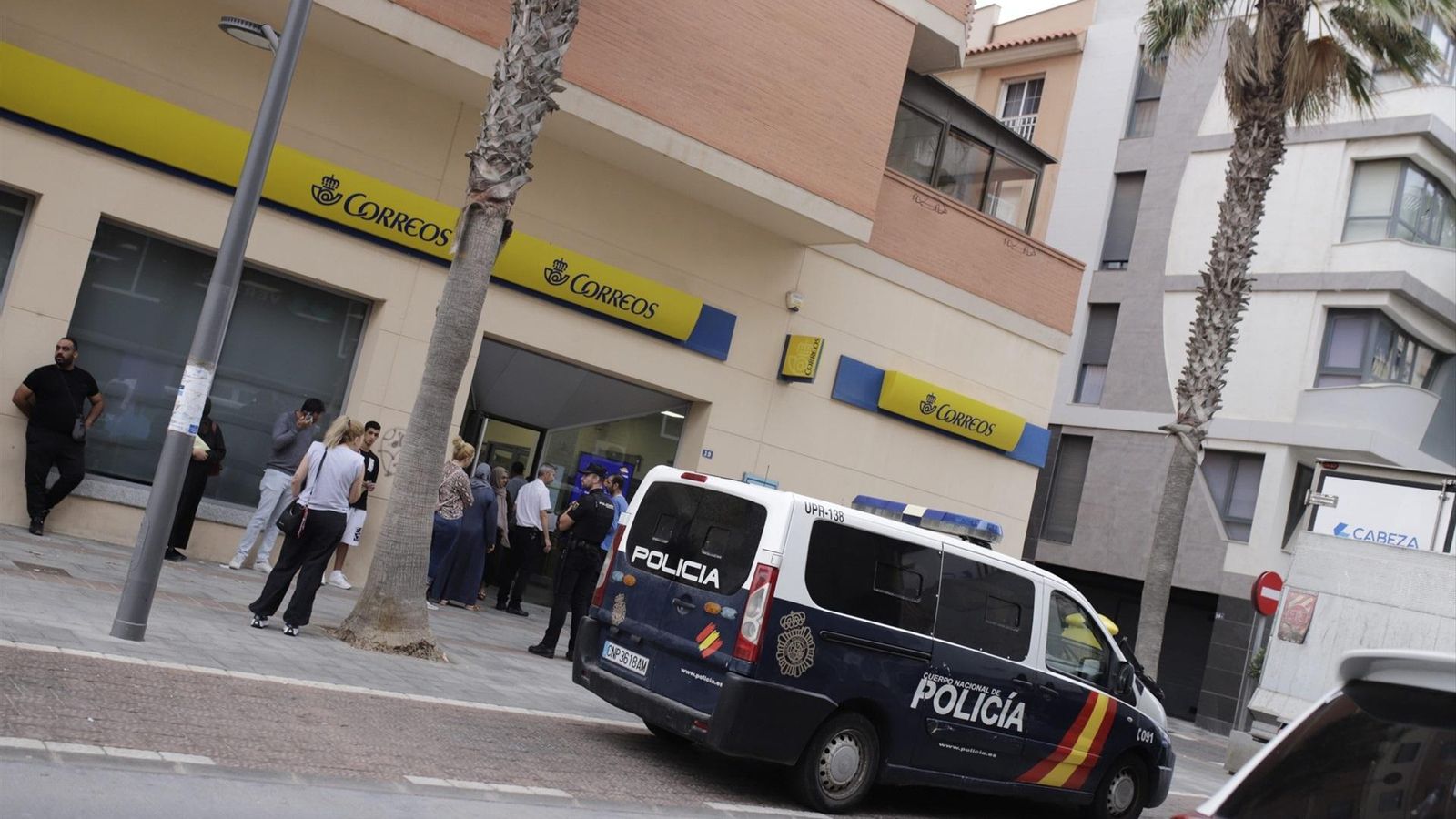 Un furgó policial davant d'una oficina de correus a Melilla, el passat 17 de maig