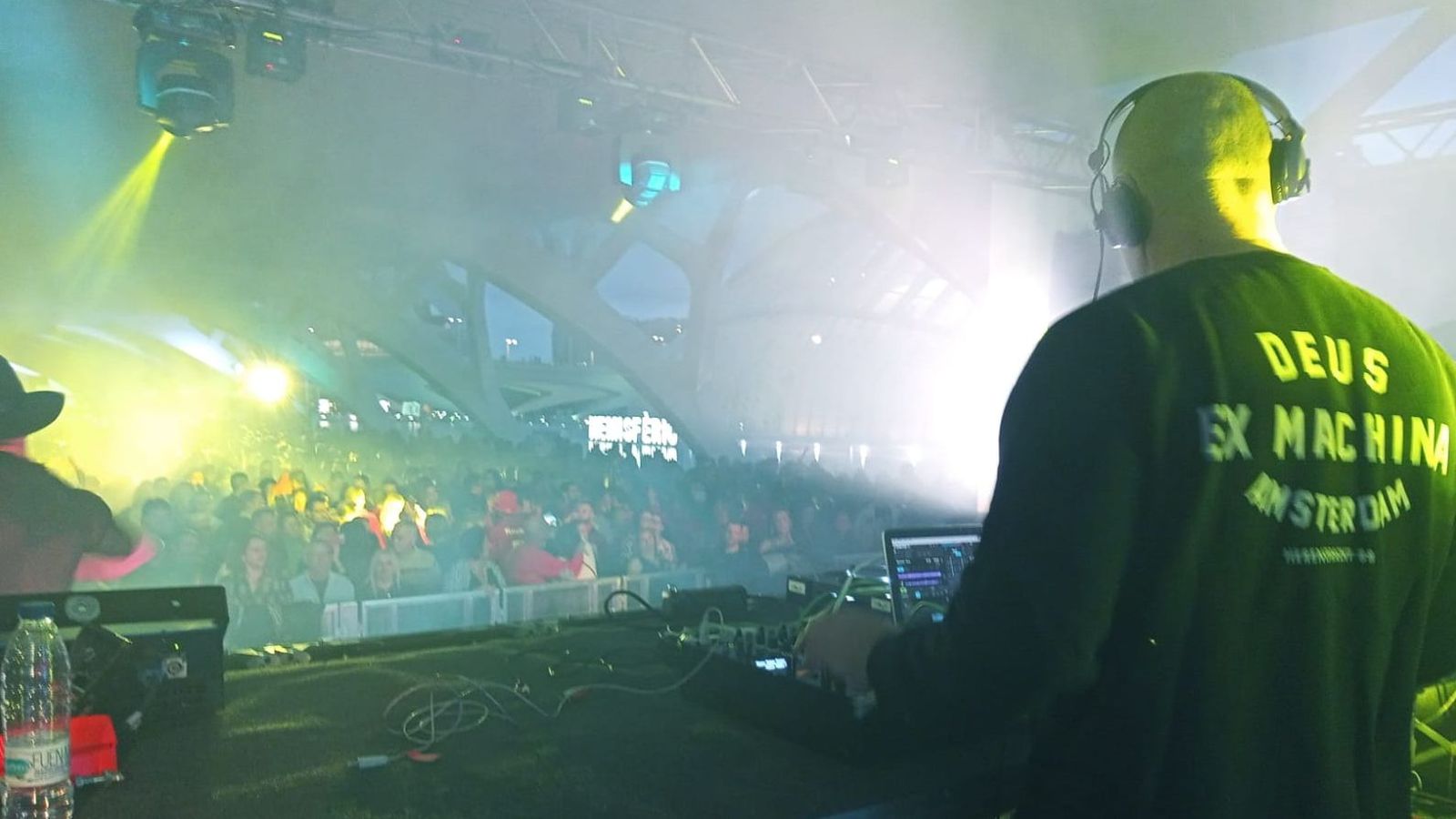 Actuació d'un dj en el Festival Sonido de València