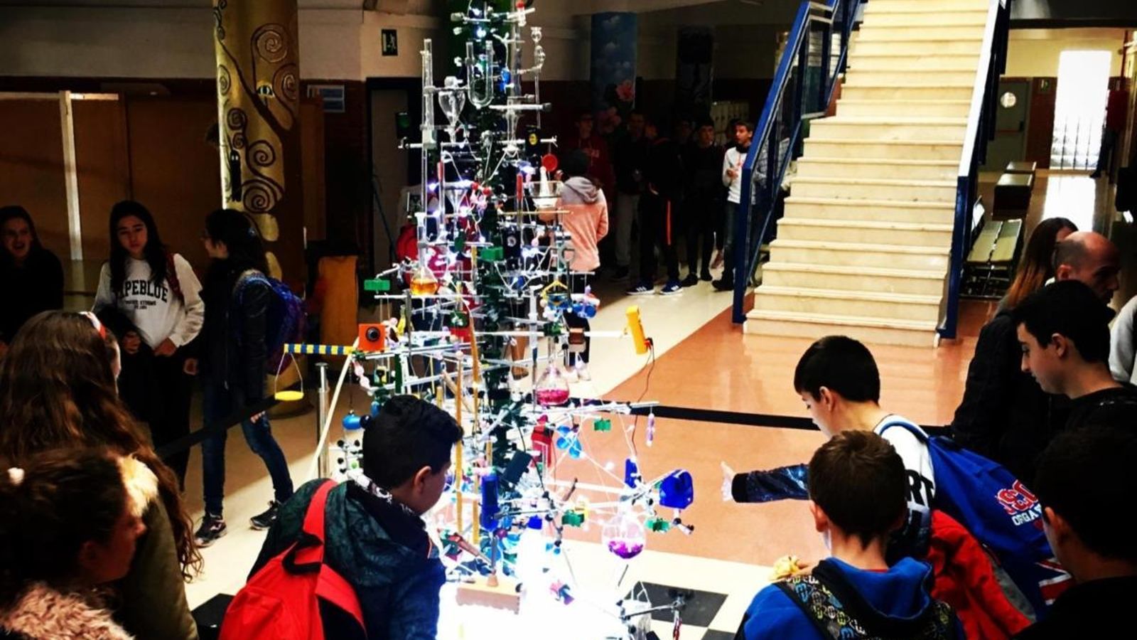 Un ‘arbre de la ciència’ en un institut d'Albatera pretén relacionar el Nadal amb el laboratori Un ‘arbre de la ciència’ en un institut d\'Albatera pretén relacionar el Nadal amb el laboratori