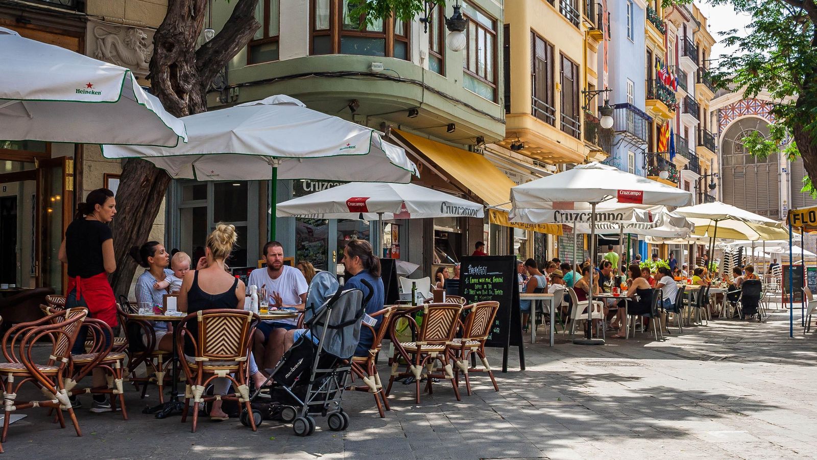Imatge d'arxiu de persones a una terrassa del centre de València, abans de la pandèmia