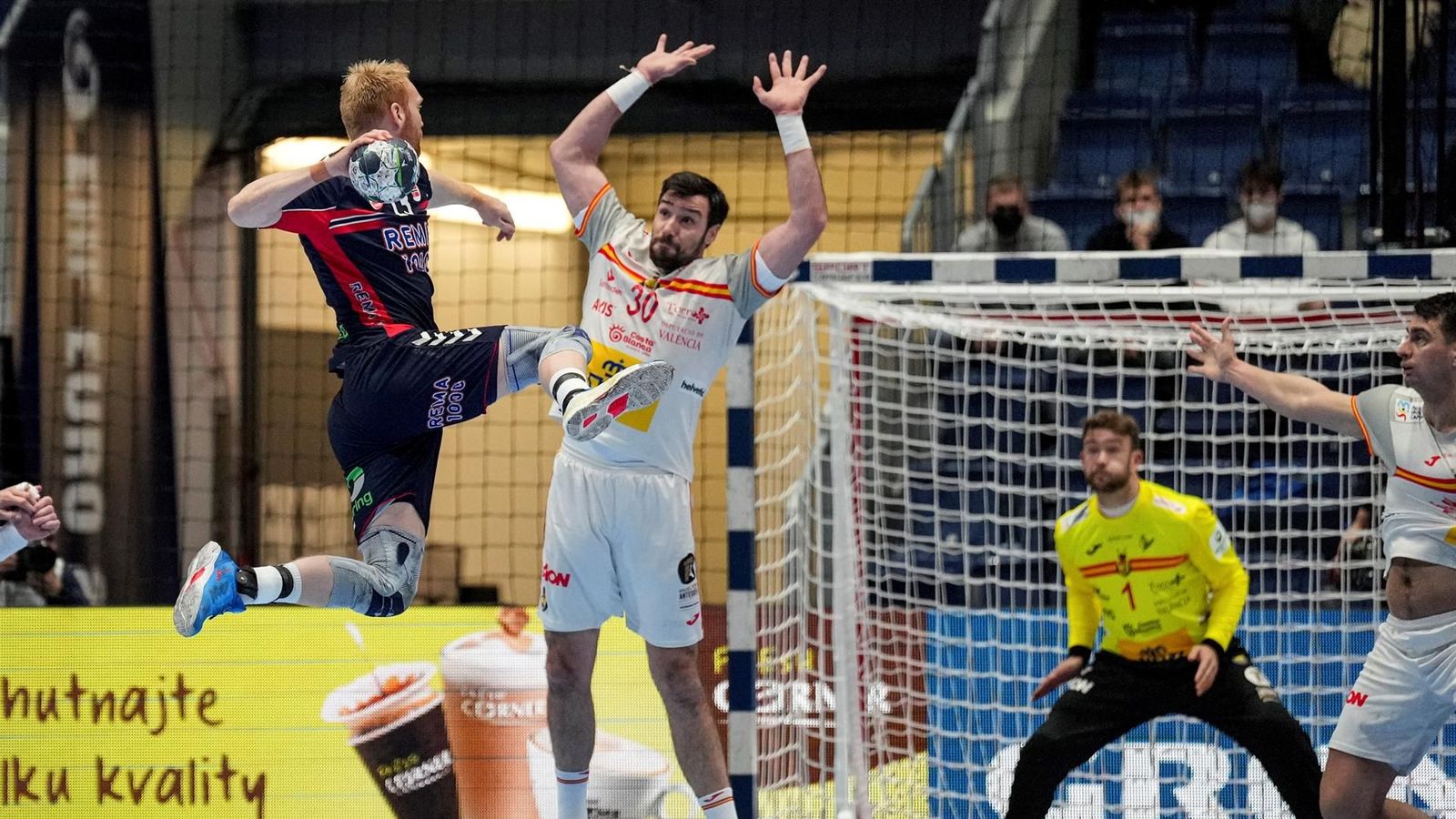 El petrerí Gedeón Guardiola tracta de blocar un llançament rival