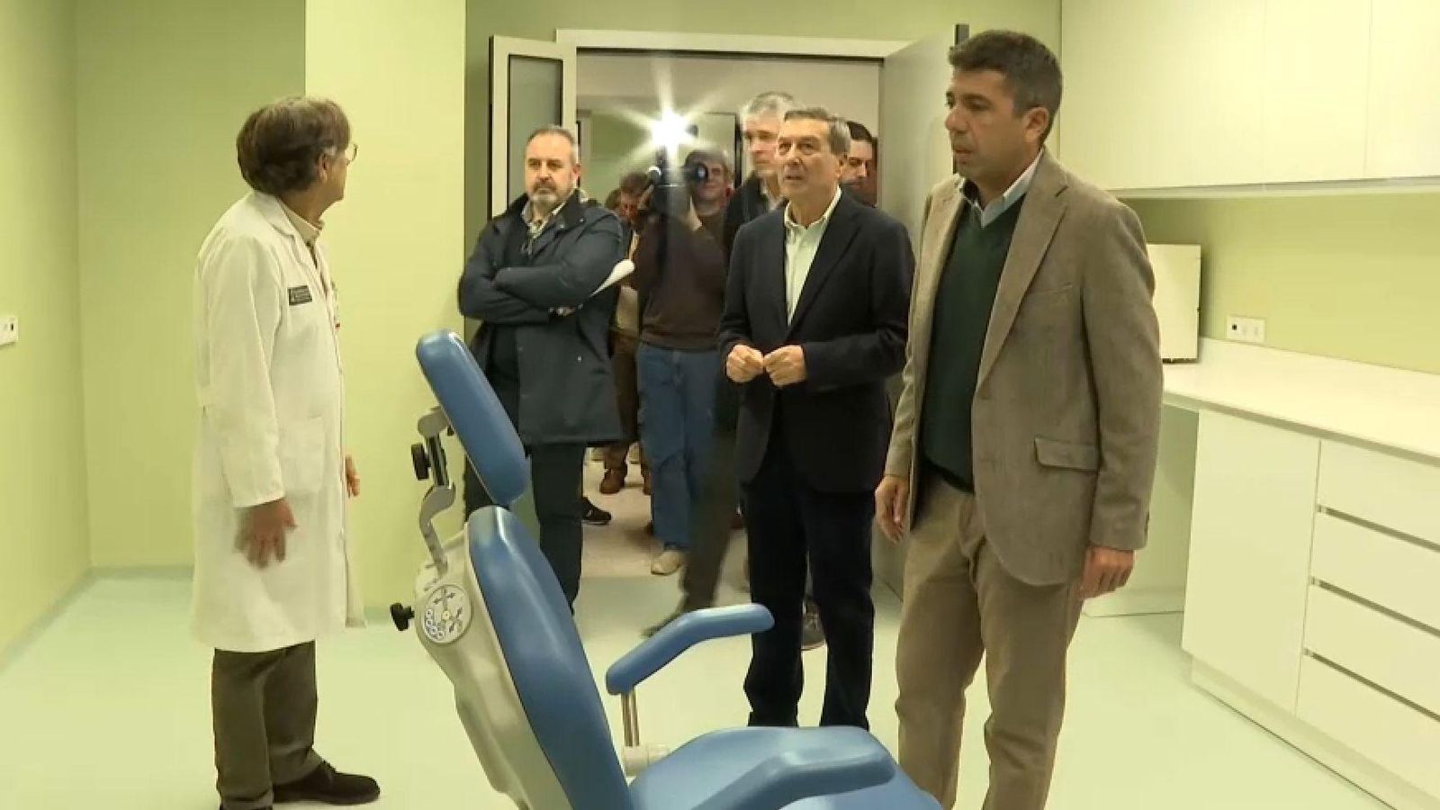 El president de la Generalitat, Carlos Mazón, i el conseller de Sanitat, Marciano Gómez, en una de les noves consultes del Clínic