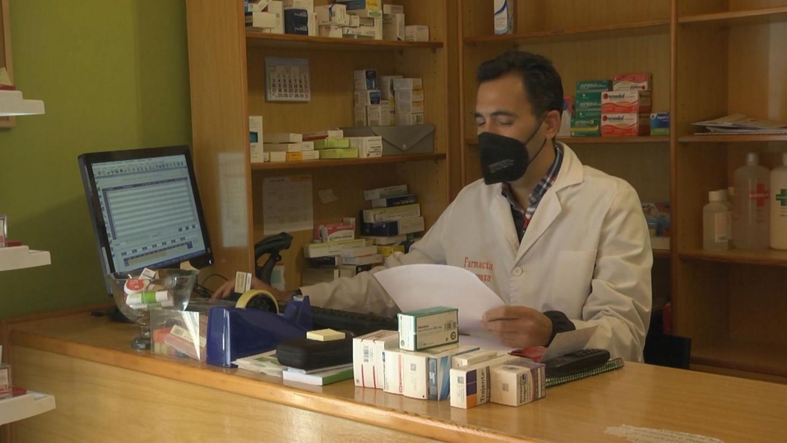 Confrides salva del tancament la seua única farmàcia