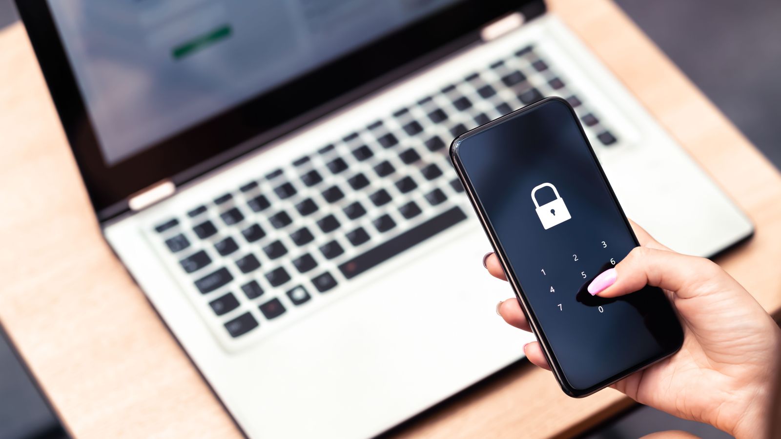 Una usuària tecleja la seua contrasenya per accedir al telèfon