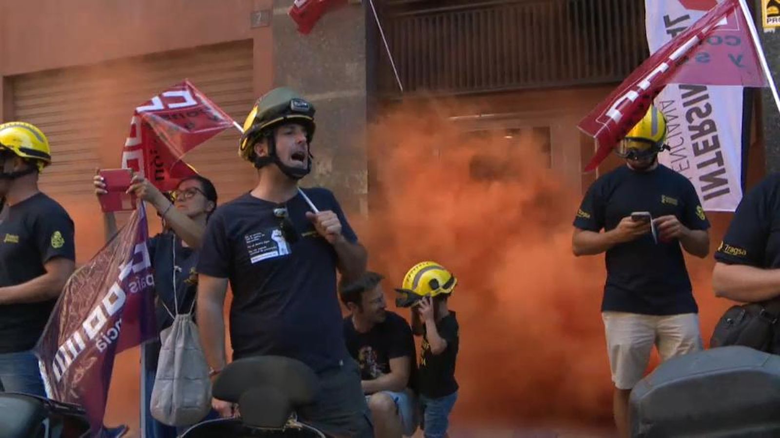 Al voltant de 200 bombers forestals de la Comunitat Valenciana s’han concentrat davant les portes de la seu a València de l’empresa estatal Tragsa