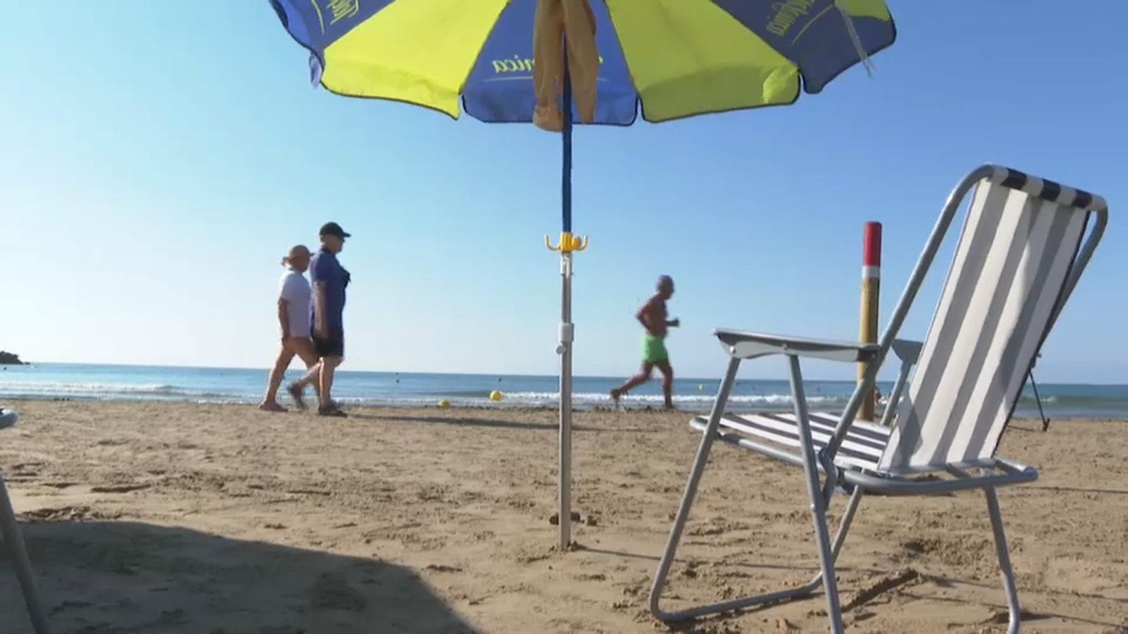 Sancions de 750 euros a Orpesa per plantar de bon matí el para-sol o reservar-se lloc a la platja