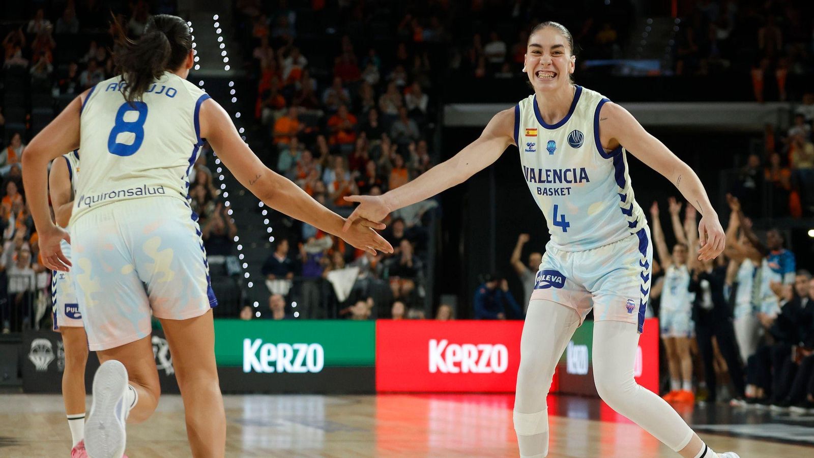 María Araújo i Paula Saravia celebren una acció