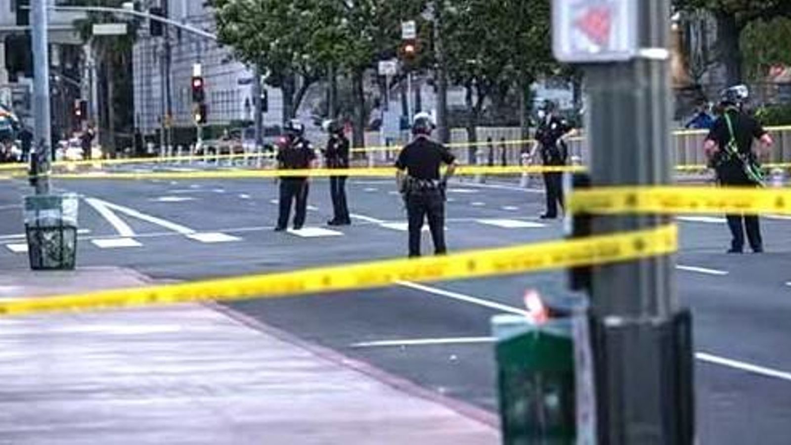 Un carrer de Los Angeles tancat pels agents