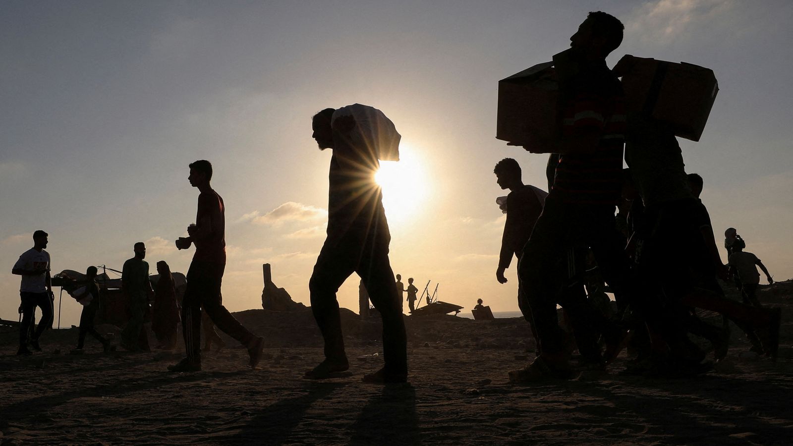 Palestins transportant menjar des dels punts habilitats