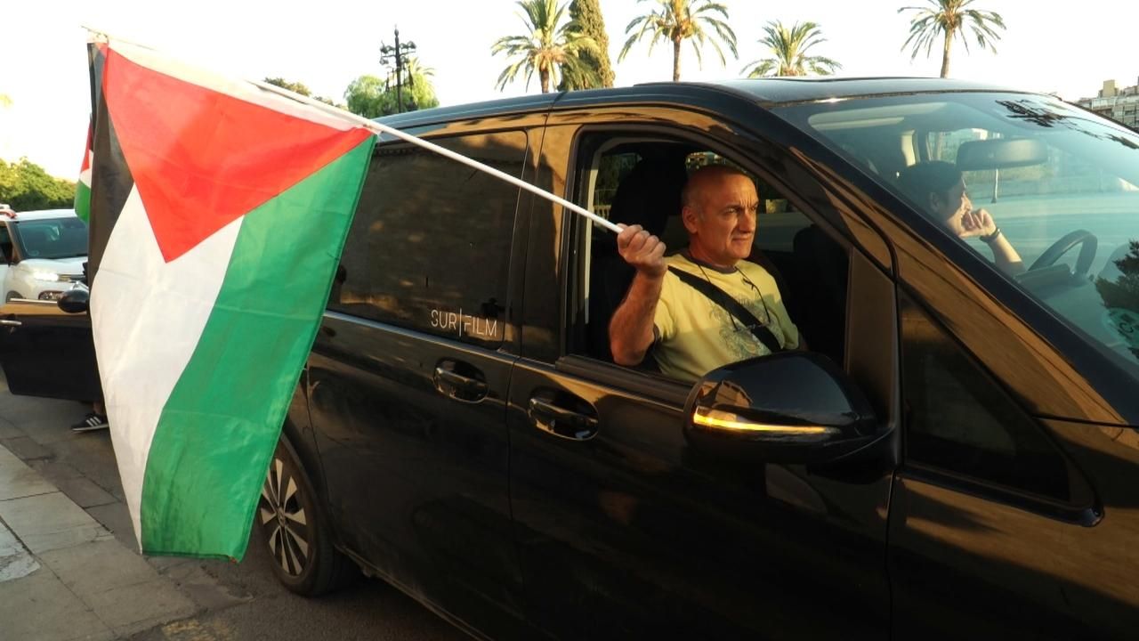 Un dels cotxes de la caravana que ha eixit este dissabte de matí des de València