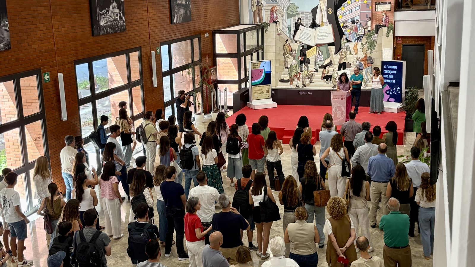 Minut de silenci al vestíbul principal de la Facultat de Dret de la Universitat de València