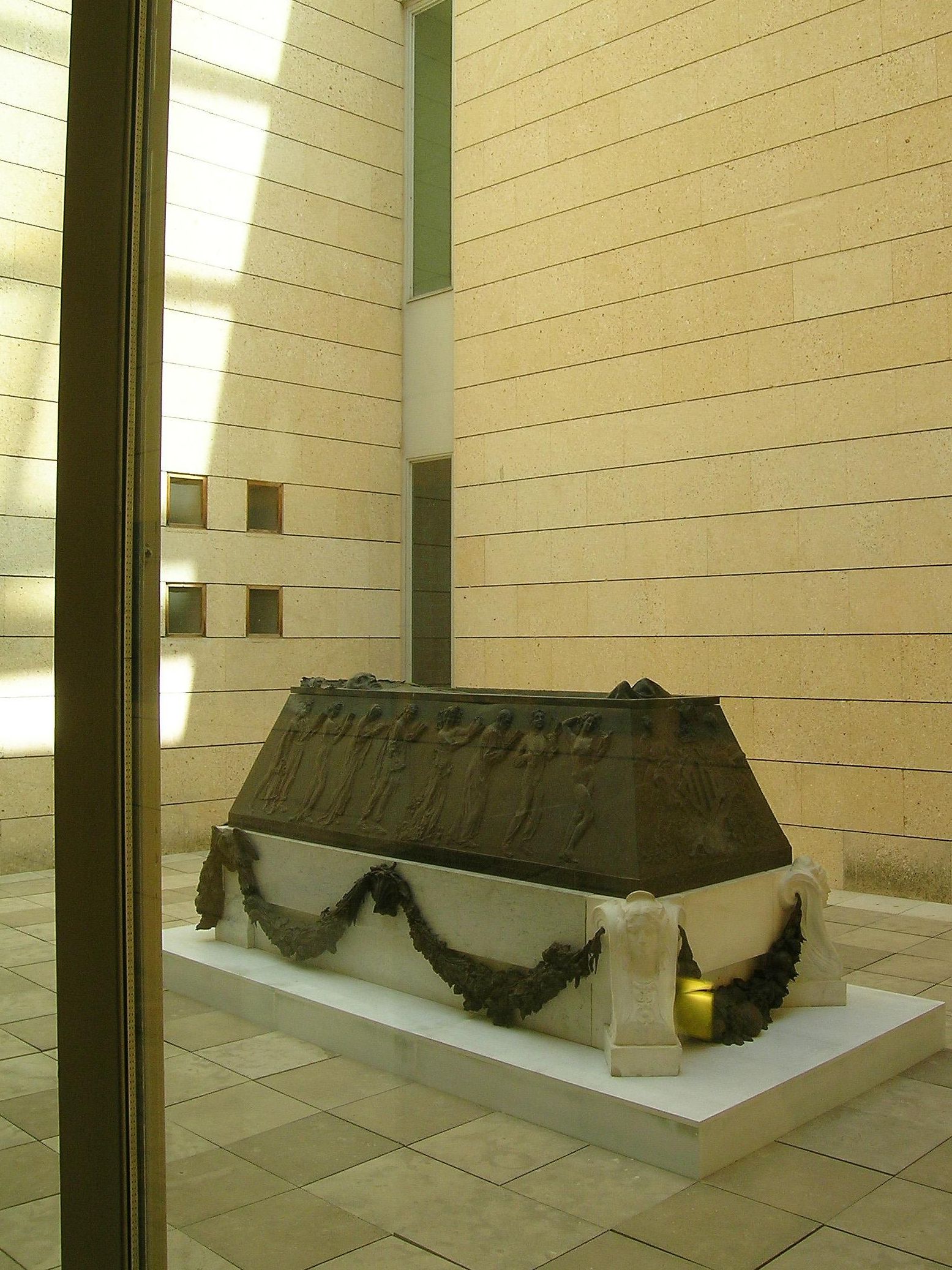El conjunt escultòric a la seua última ubicació, un pati de llums del Museu de Belles Arts de València.