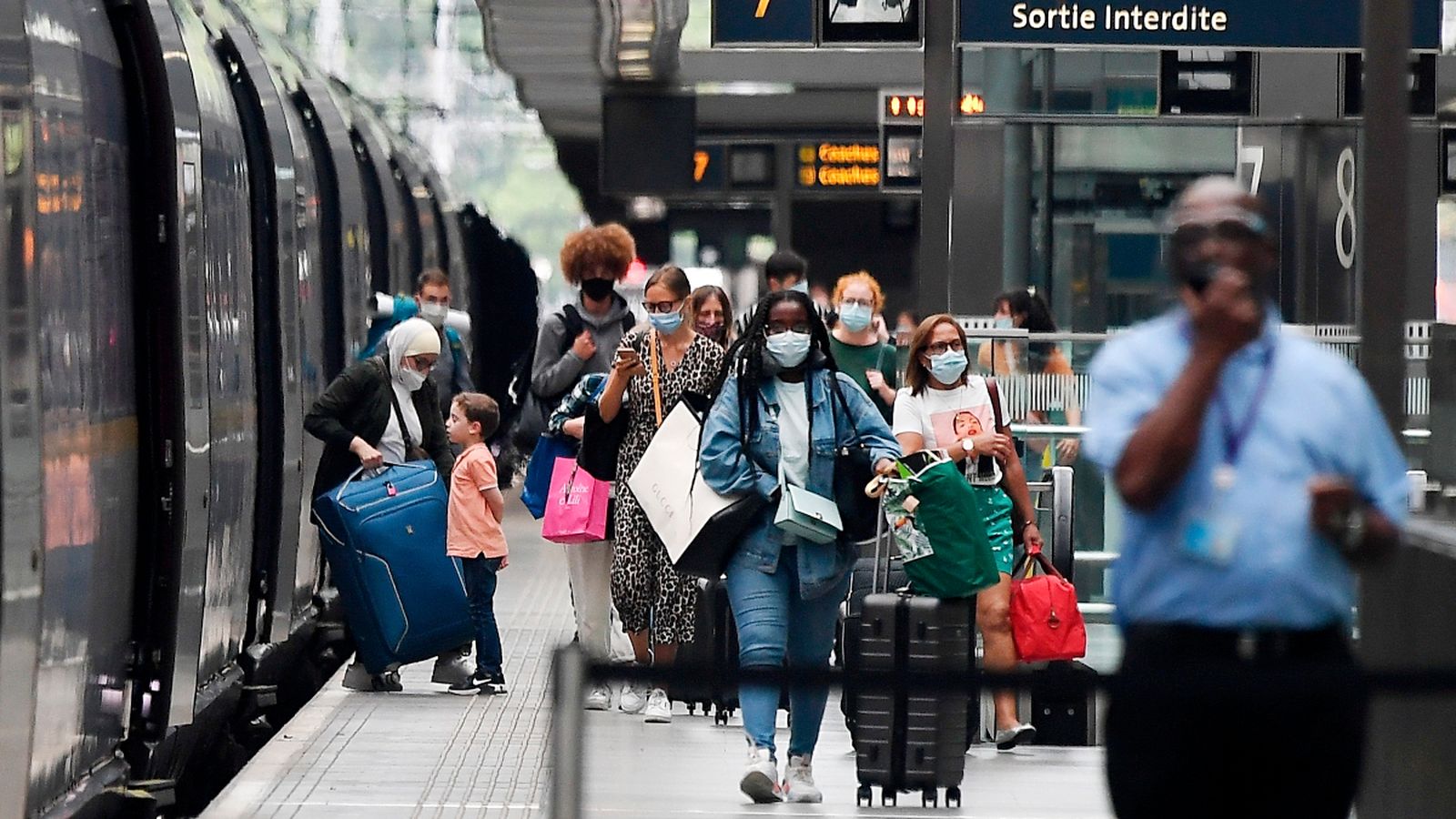 Passatgers eixen d'un tren