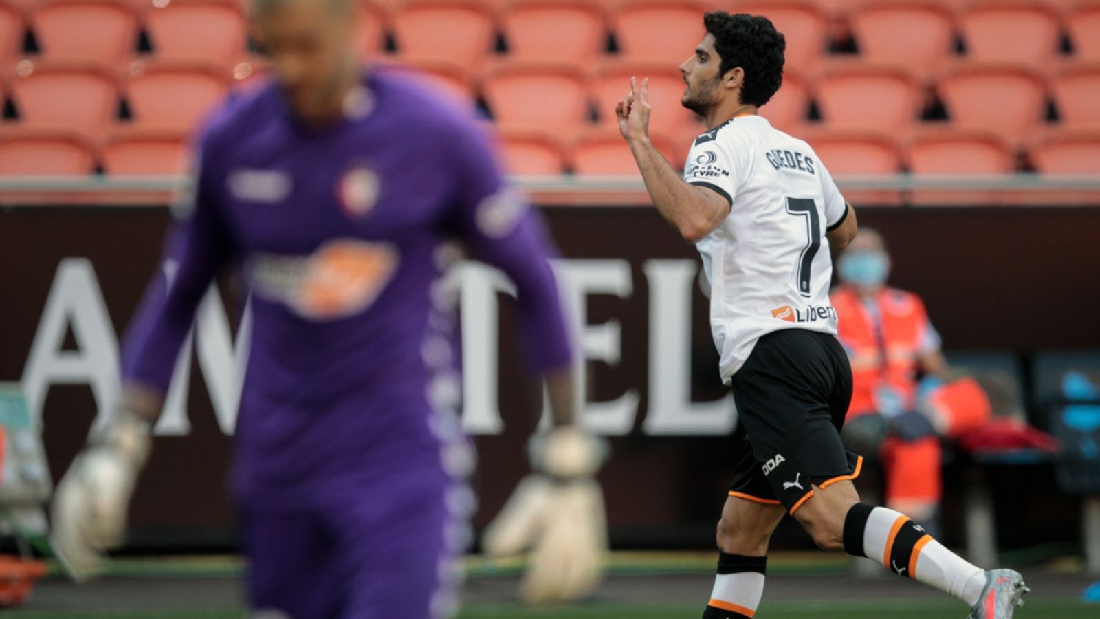 Guedes celebra un gol